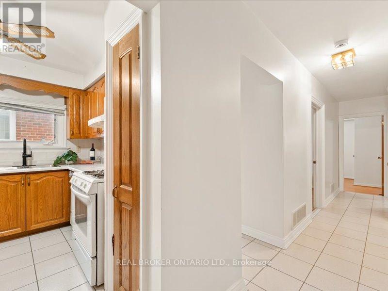 21 Hoover Crescent, Toronto, Ontario  M3N 1P4 - Photo 16 - W12830848