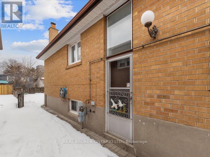 21 Hoover Crescent, Toronto, Ontario  M3N 1P4 - Photo 36 - W12830848