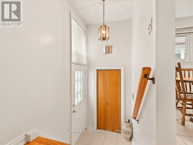 21 Hoover Crescent, Toronto, Ontario  M3N 1P4 - Photo 5 - W12830848