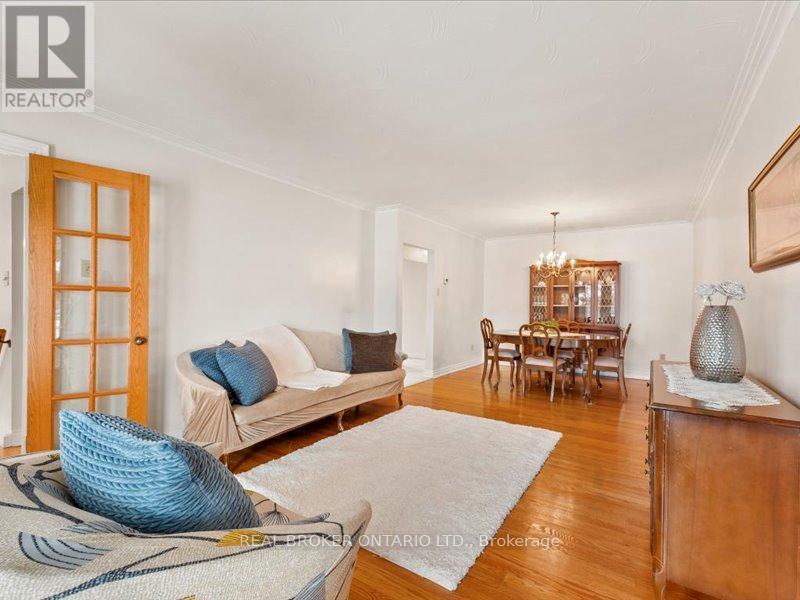 21 Hoover Crescent, Toronto, Ontario  M3N 1P4 - Photo 6 - W12830848