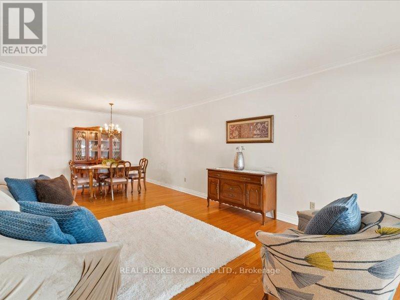 21 Hoover Crescent, Toronto, Ontario  M3N 1P4 - Photo 7 - W12830848