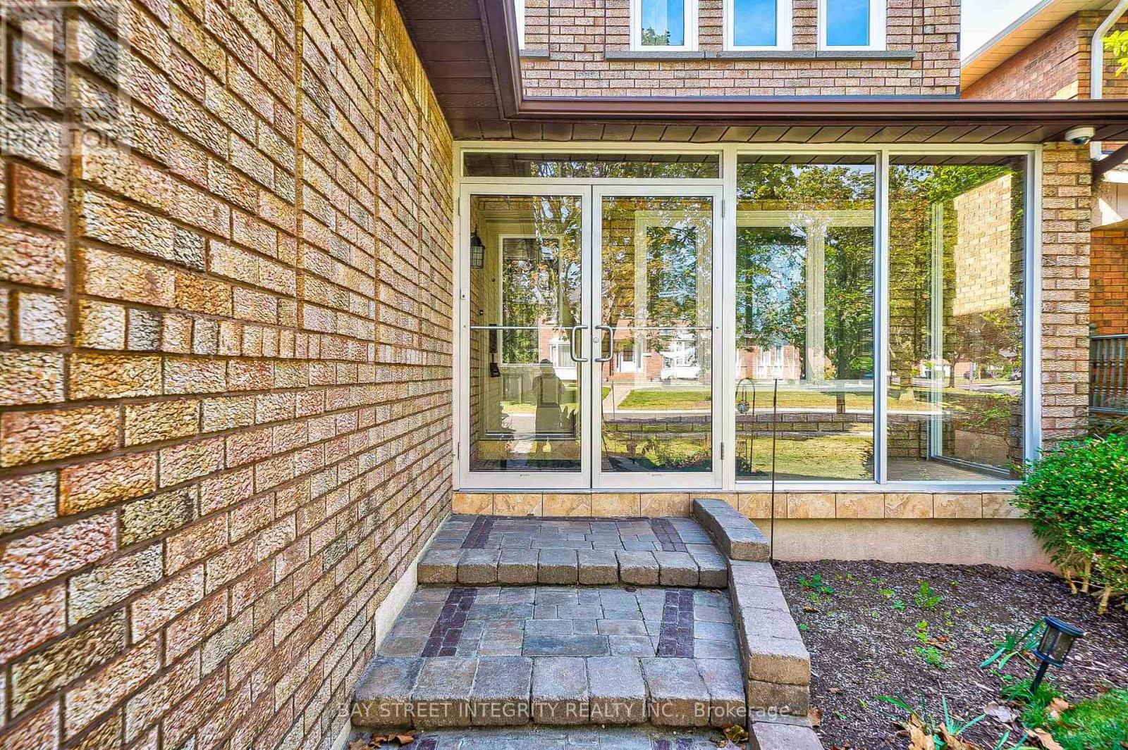 2626 Innisfil Road, Mississauga, Ontario  L5M 4H9 - Photo 2 - W12830872