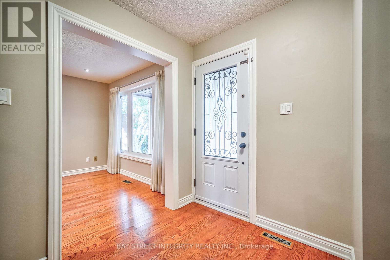 2626 Innisfil Road, Mississauga, Ontario  L5M 4H9 - Photo 3 - W12830872