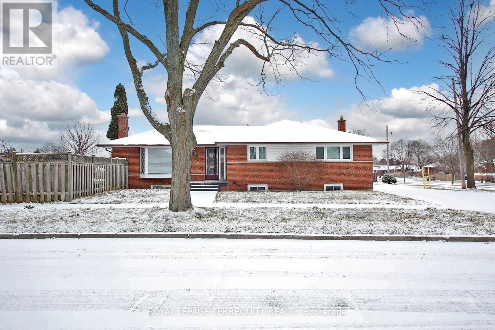 1 Barnes Crescent, Toronto, Ontario  M1G 1Z8 - Photo 2 - E12830924