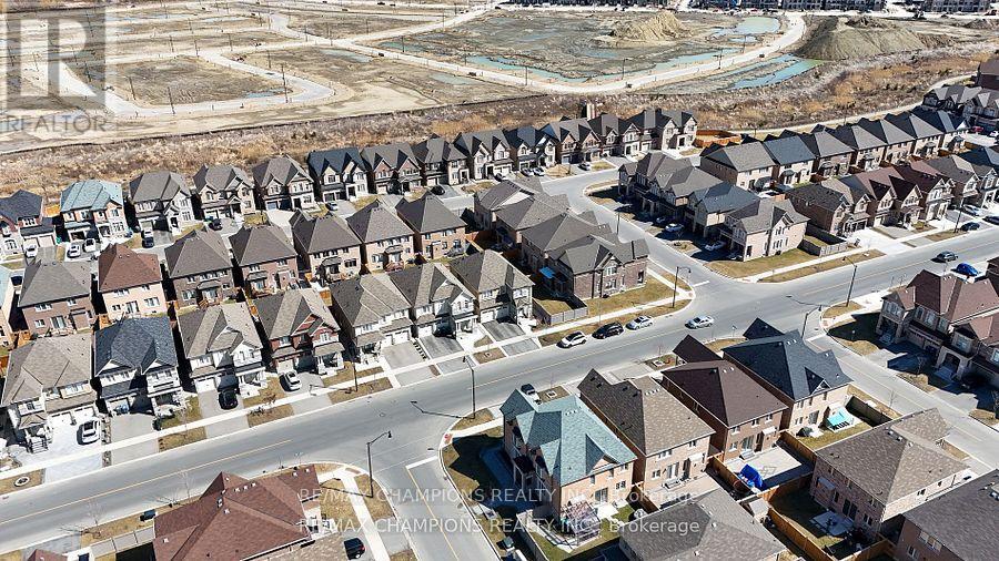 151 Russell Creek Drive, Brampton, Ontario  L6R 4B4 - Photo 5 - W12830992