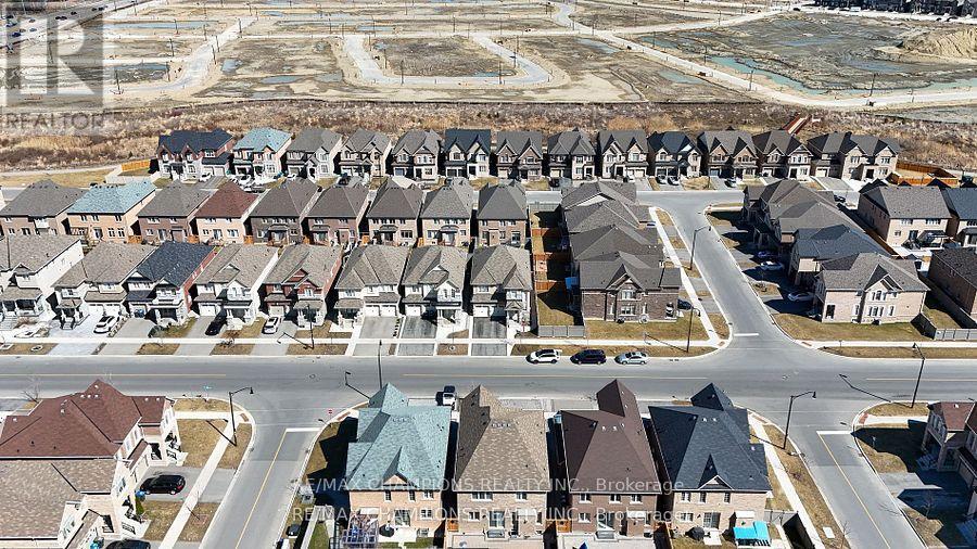 151 Russell Creek Drive, Brampton, Ontario  L6R 4B4 - Photo 7 - W12830992