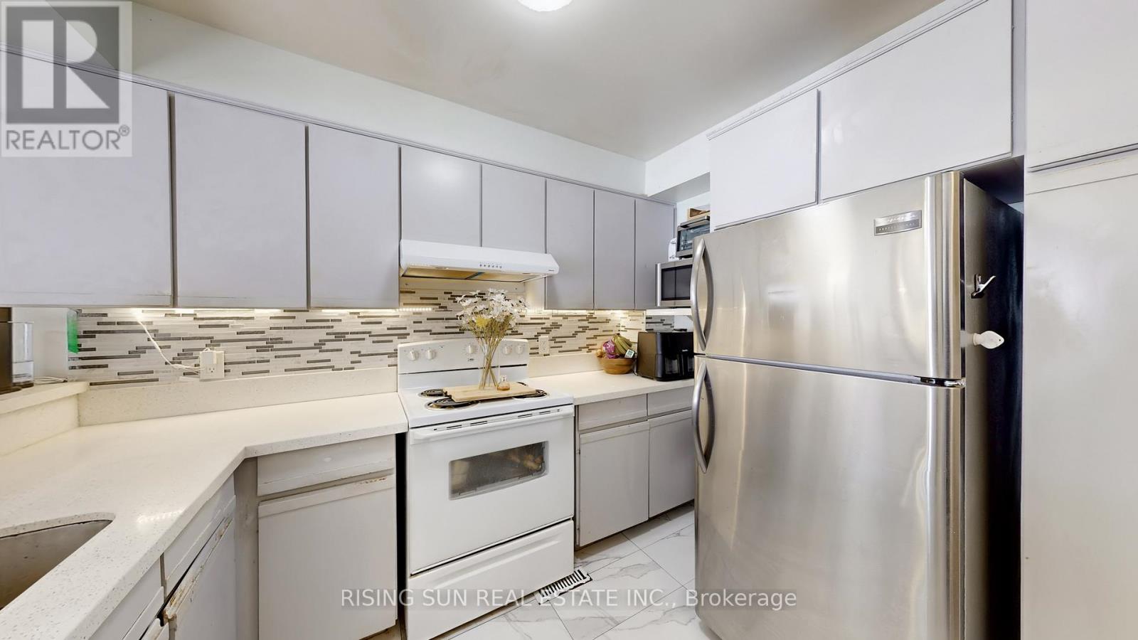 44 Whitehaven Drive, Brampton, Ontario  L6Z 2R5 - Photo 9 - W12831024