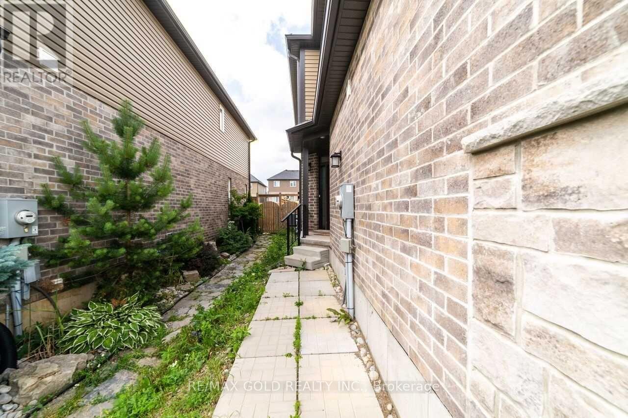 176 Wedgewood Drive, Woodstock, Ontario  N4T 0K1 - Photo 3 - X12831052