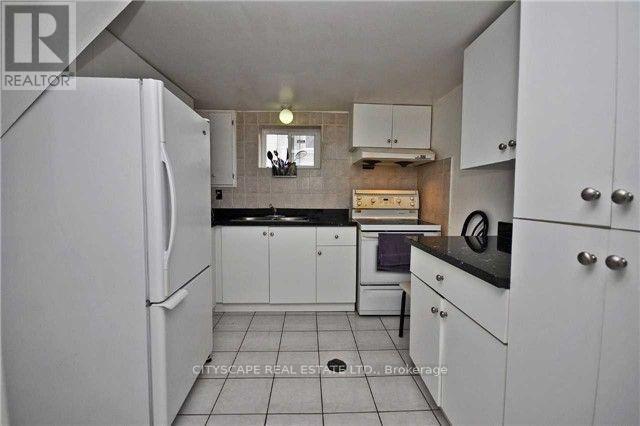 7446 Homeside Gardens, Mississauga, Ontario  L4T 2A7 - Photo 4 - W12831156