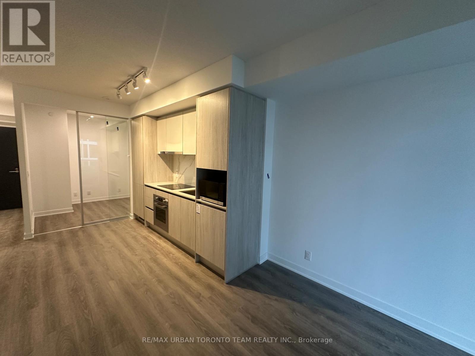 811 - 180 Front Street E, Toronto (Moss Park), Ontario  M5A 0K9 - Photo 5 - C12831202