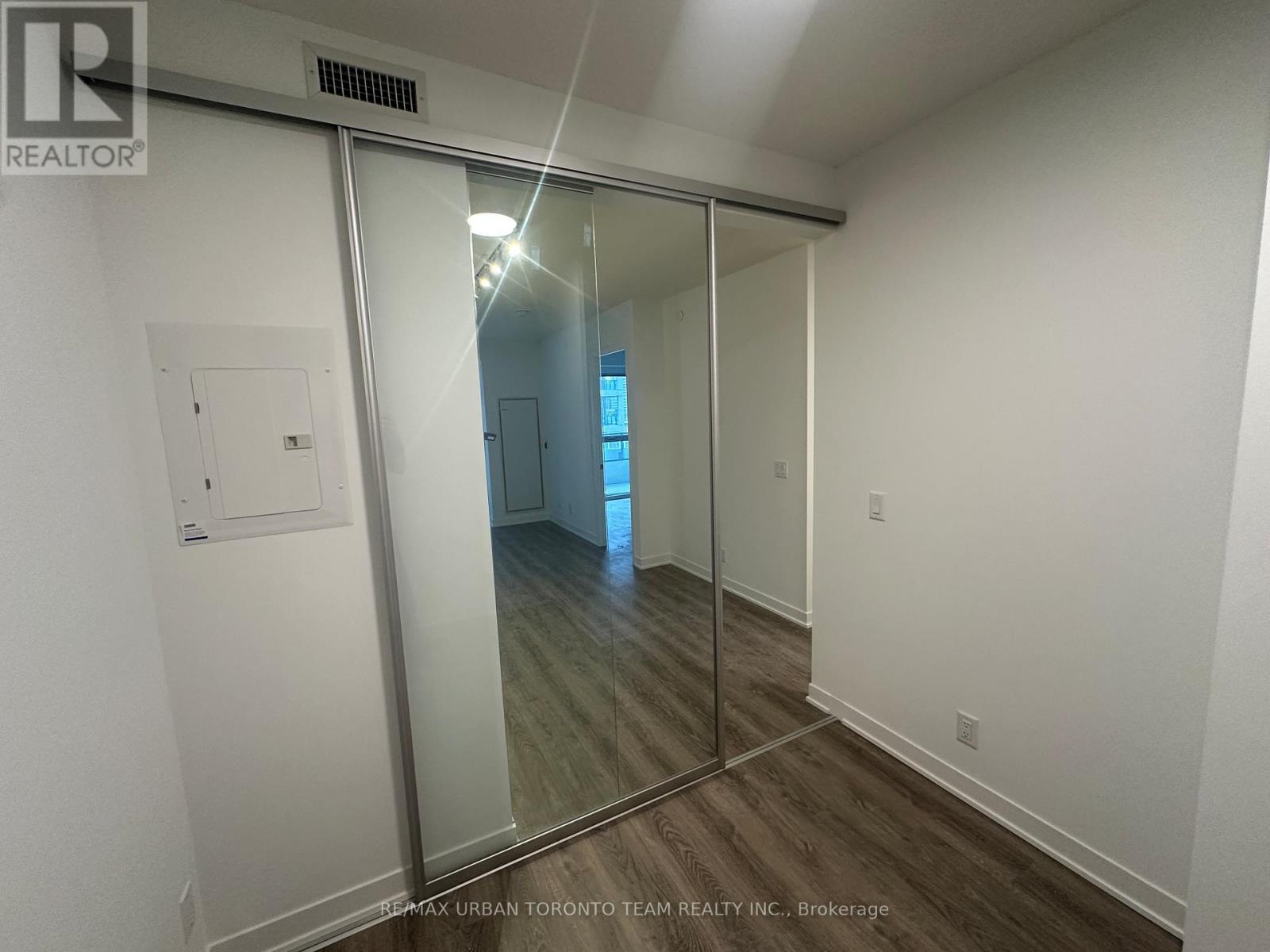 811 - 180 Front Street E, Toronto (Moss Park), Ontario  M5A 0K9 - Photo 9 - C12831202