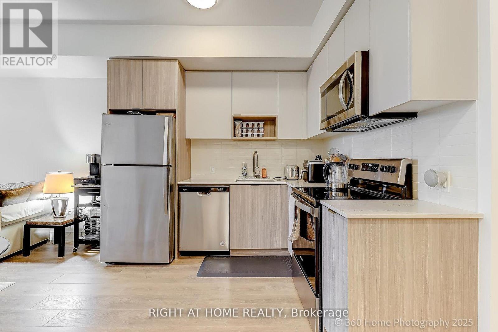 605 - 202 Burnhamthorpe Road E, Mississauga (Mississauga Valleys), Ontario  L5B 0A2 - Photo 3 - W12831242