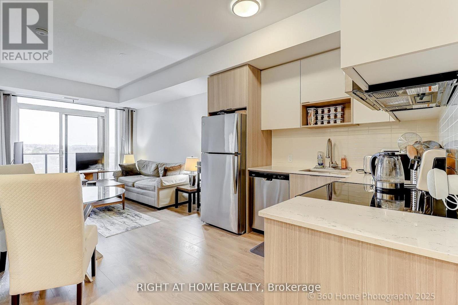 605 - 202 Burnhamthorpe Road E, Mississauga (Mississauga Valleys), Ontario  L5B 0A2 - Photo 4 - W12831242