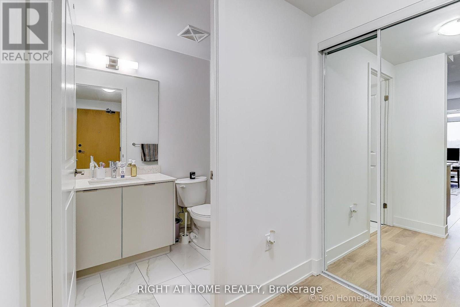 605 - 202 Burnhamthorpe Road E, Mississauga (Mississauga Valleys), Ontario  L5B 0A2 - Photo 5 - W12831242