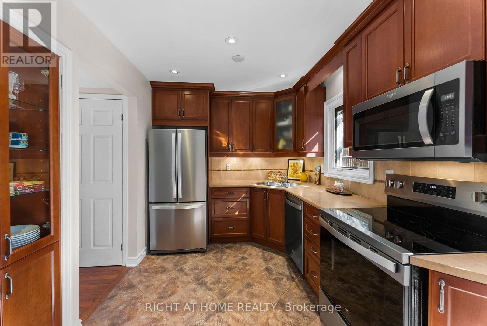 2454 Ploughshare Court, Mississauga, Ontario  L5L 3M6 - Photo 12 - W12831292