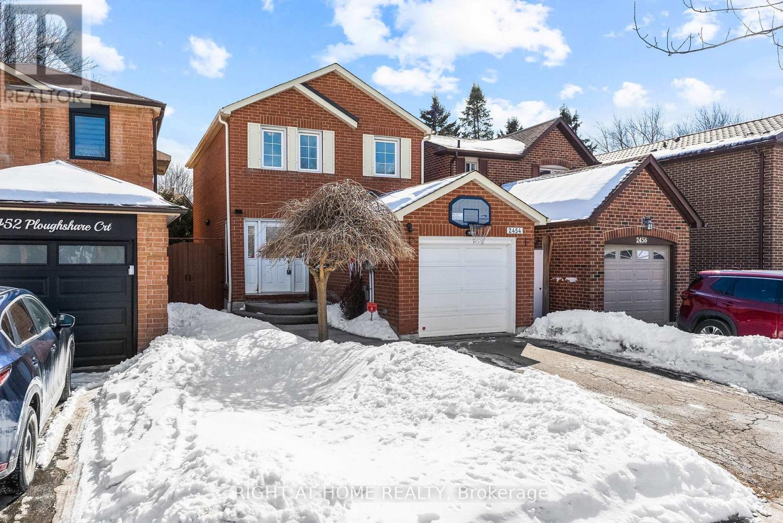 2454 Ploughshare Court, Mississauga, Ontario  L5L 3M6 - Photo 4 - W12831292