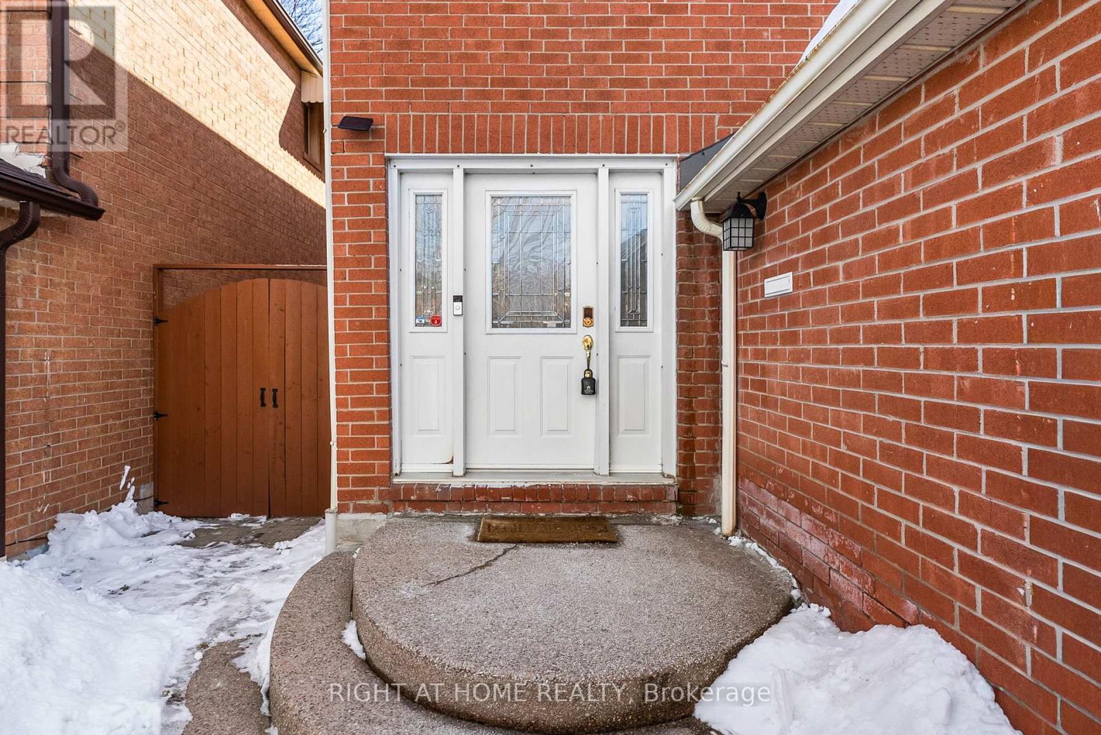 2454 Ploughshare Court, Mississauga, Ontario  L5L 3M6 - Photo 5 - W12831292