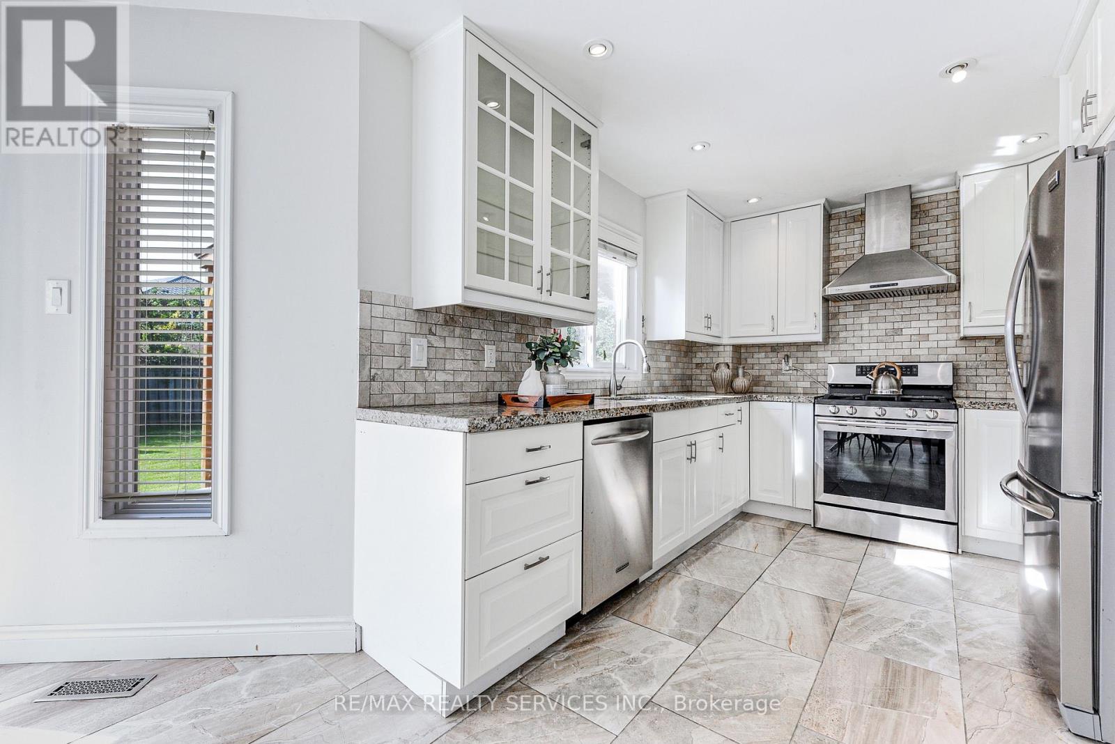 10 St Mark Place, Brampton, Ontario  L6X 3W5 - Photo 18 - W12831536