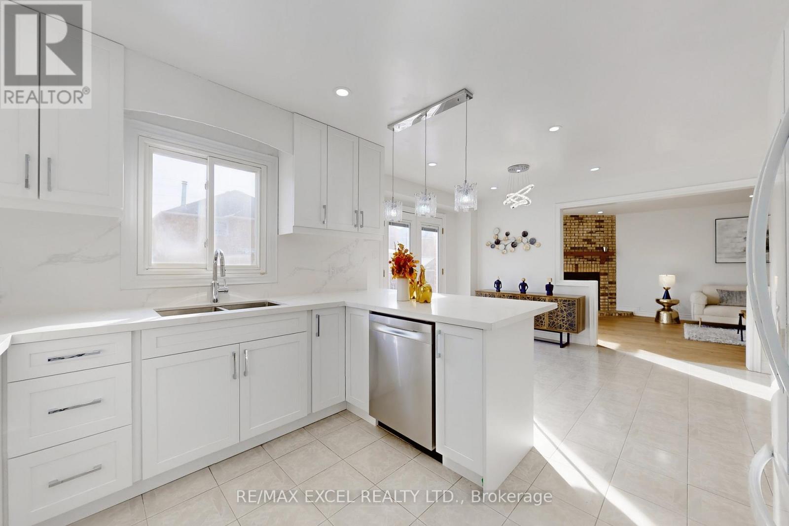 4388 Guildwood Way, Mississauga, Ontario  L5R 2A4 - Photo 18 - W12831538