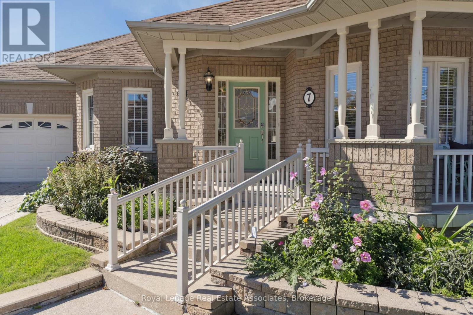 7 Powder Mill Court, Brampton, Ontario  L6R 1W5 - Photo 3 - W12831584