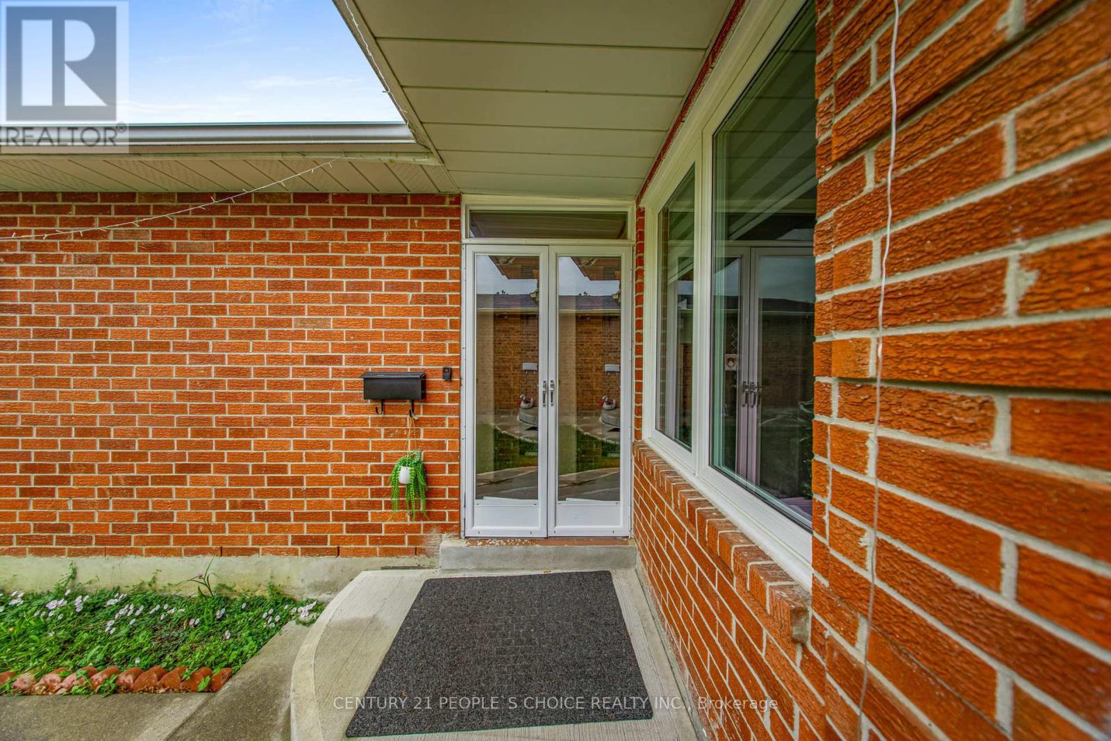 31 Dorking Drive, Brampton, Ontario  L6Z 3T9 - Photo 4 - W12831586