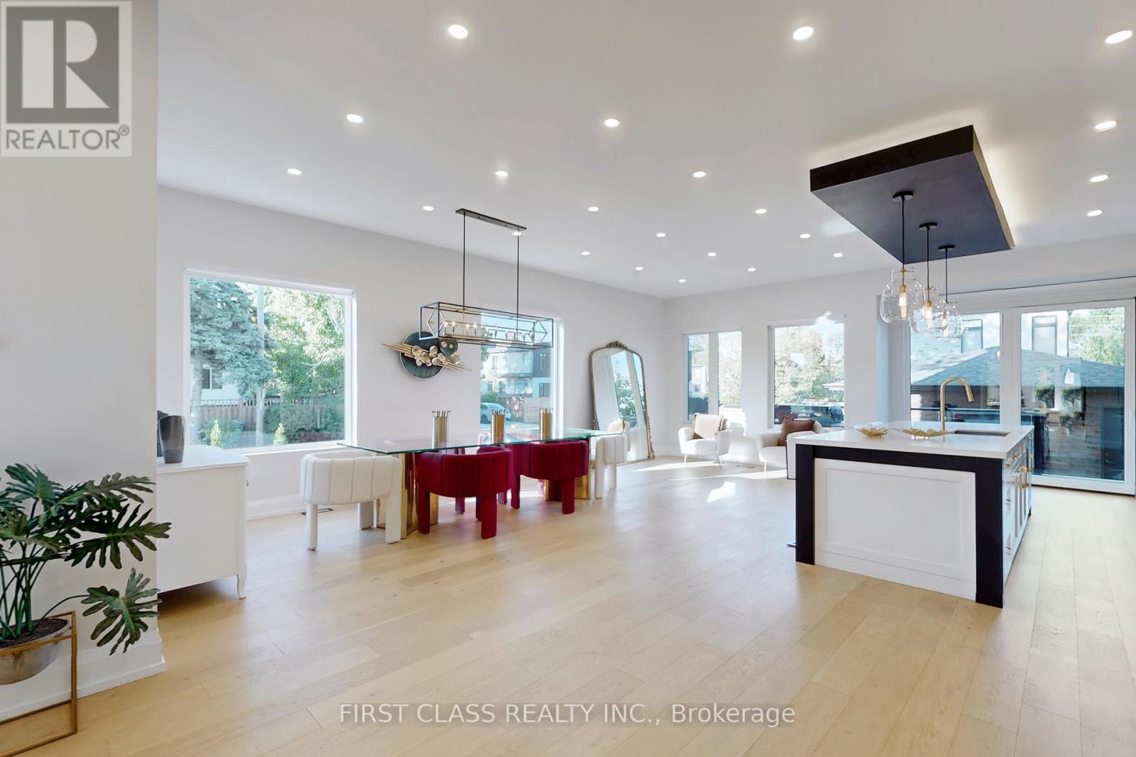 1047 Meredith Avenue, Mississauga, Ontario  L5E 2C6 - Photo 13 - W12831604