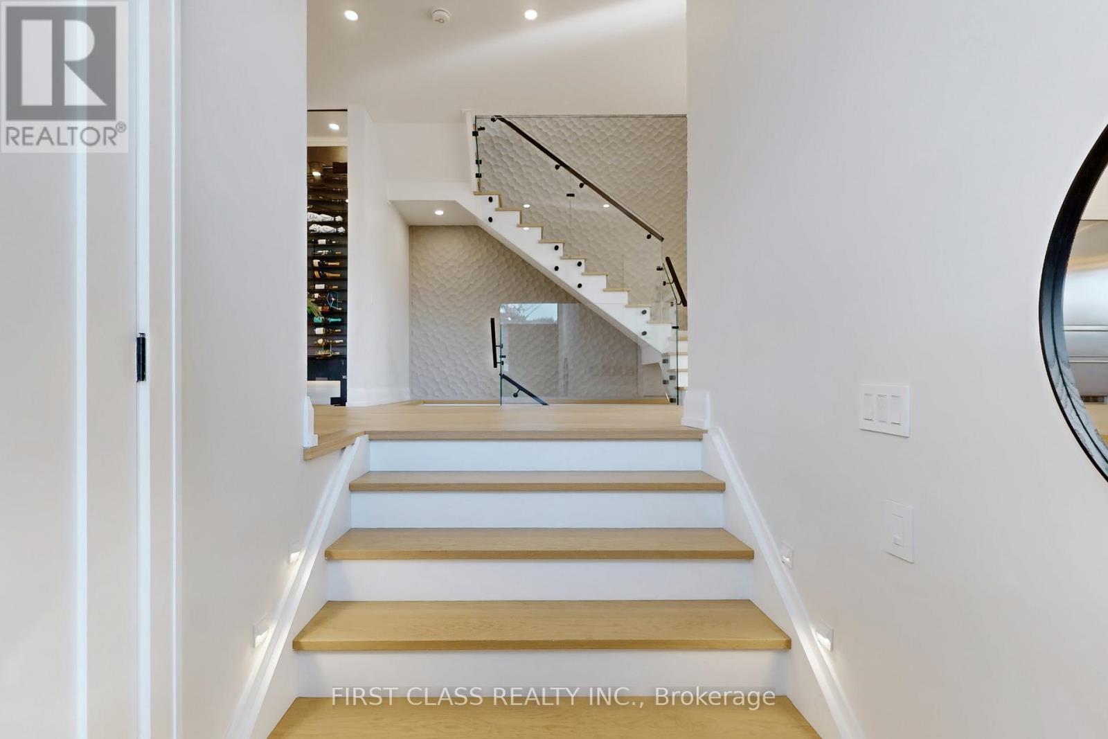 1047 Meredith Avenue, Mississauga, Ontario  L5E 2C6 - Photo 17 - W12831604