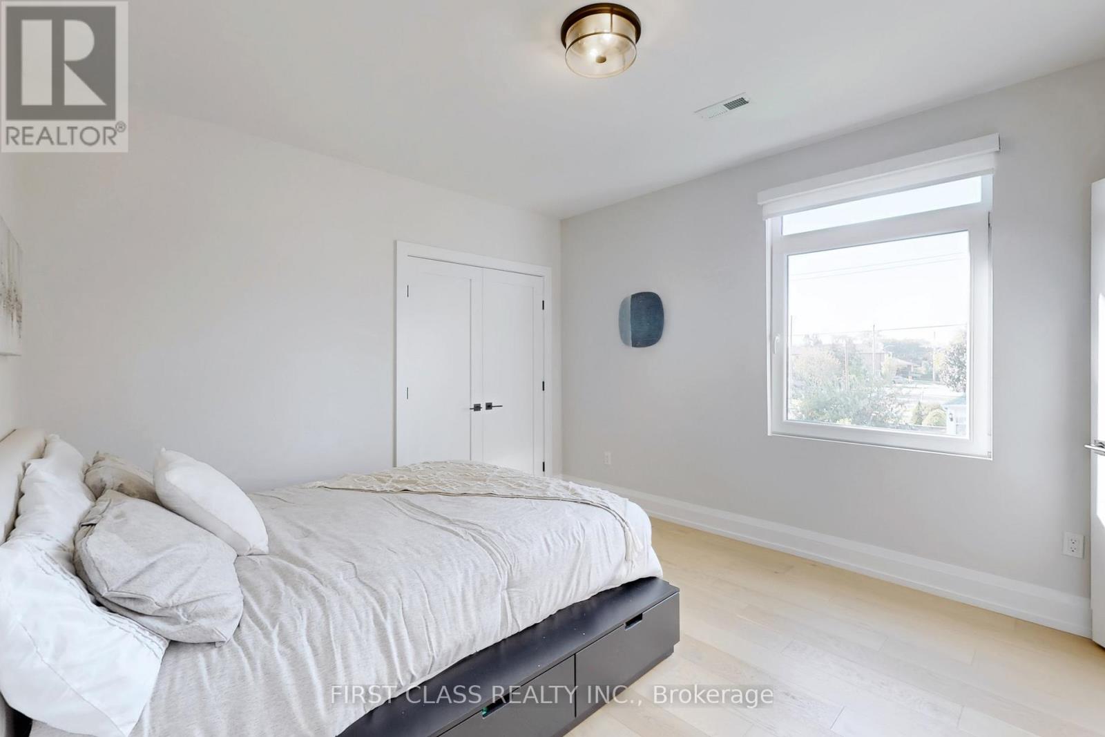 1047 Meredith Avenue, Mississauga, Ontario  L5E 2C6 - Photo 26 - W12831604