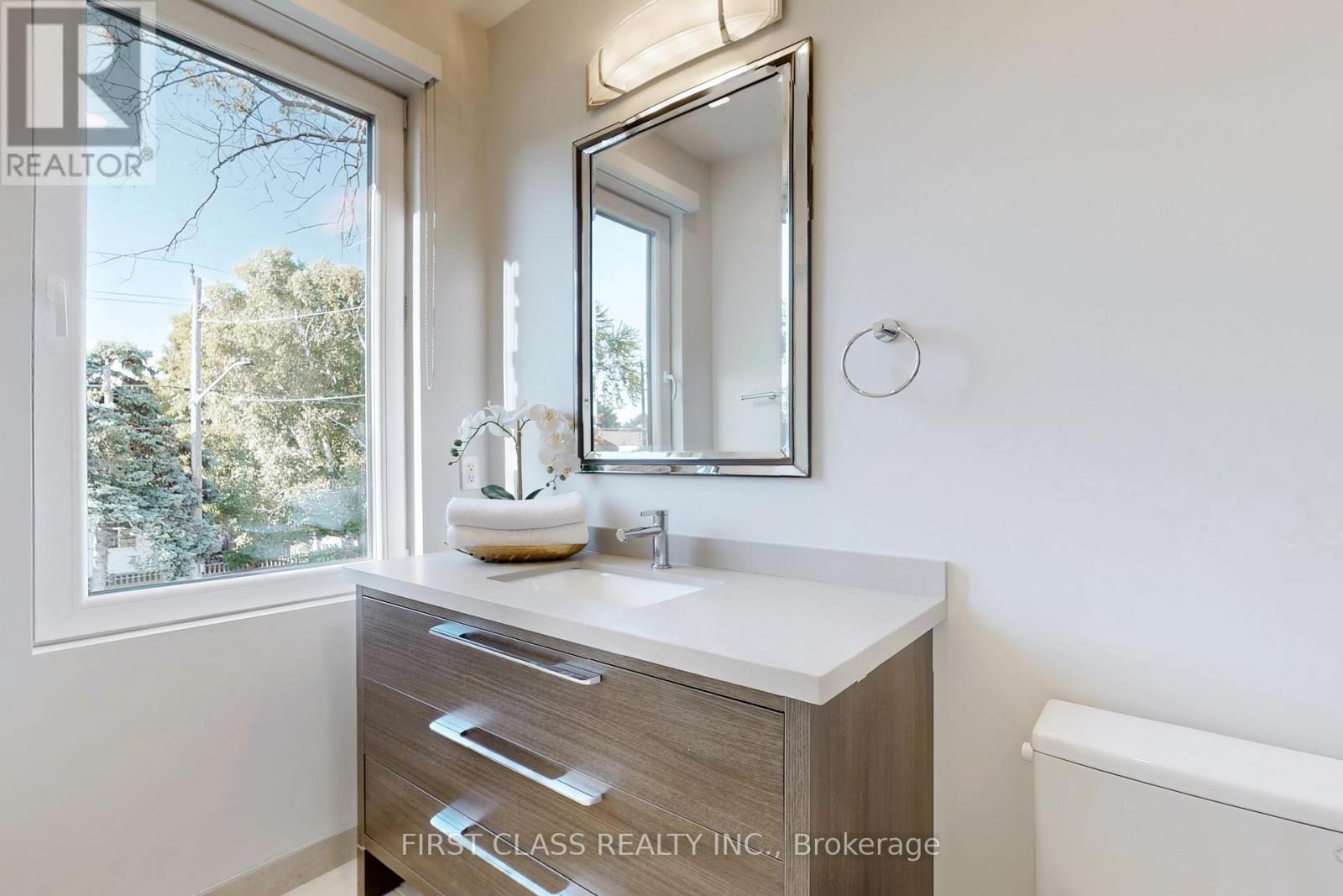 1047 Meredith Avenue, Mississauga, Ontario  L5E 2C6 - Photo 28 - W12831604