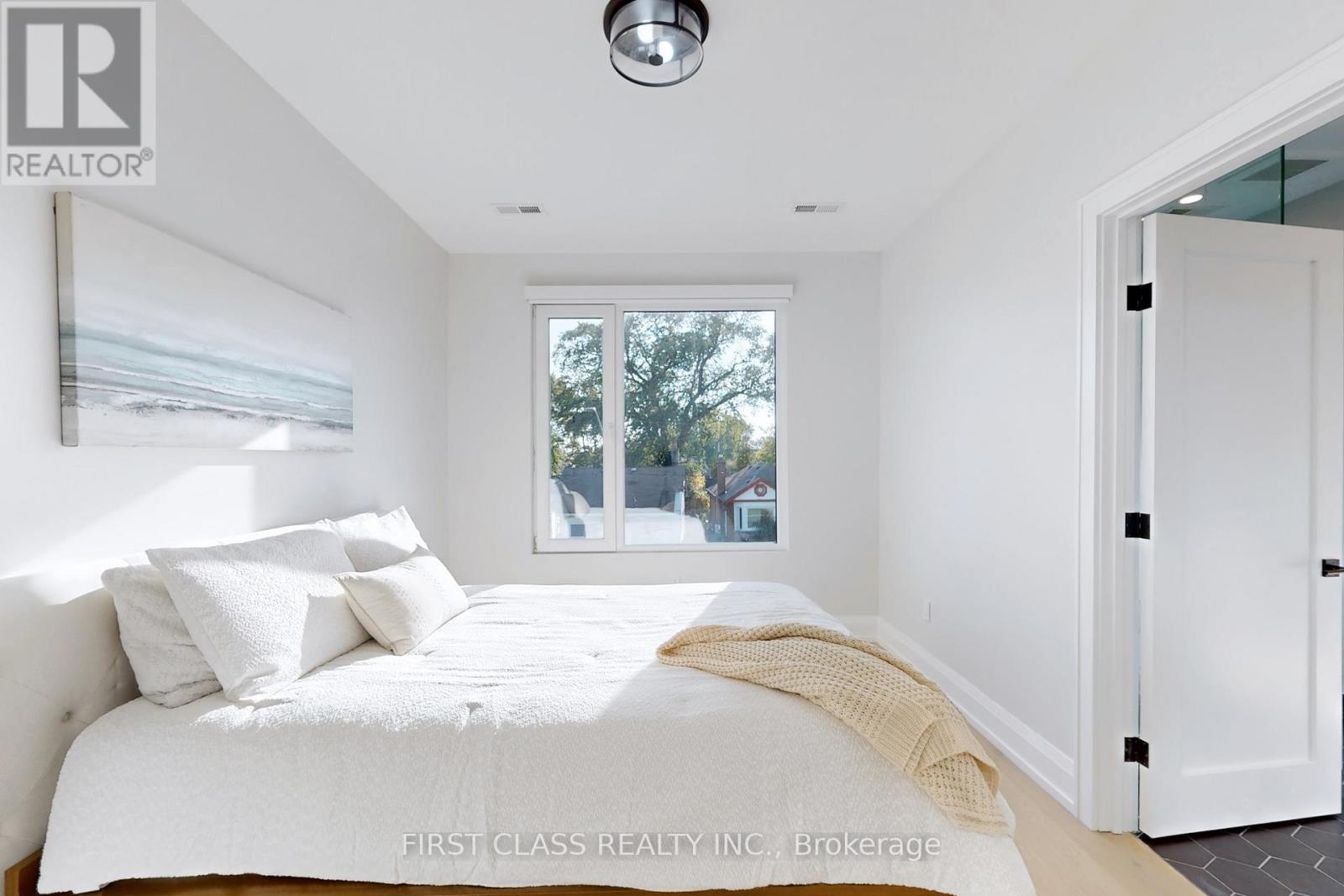 1047 Meredith Avenue, Mississauga, Ontario  L5E 2C6 - Photo 30 - W12831604