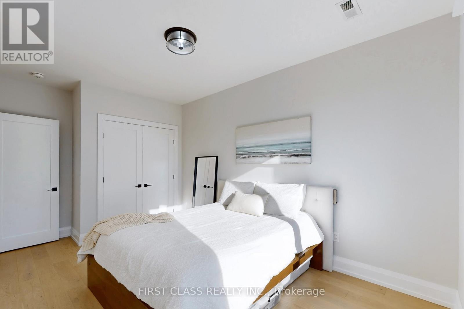 1047 Meredith Avenue, Mississauga, Ontario  L5E 2C6 - Photo 31 - W12831604