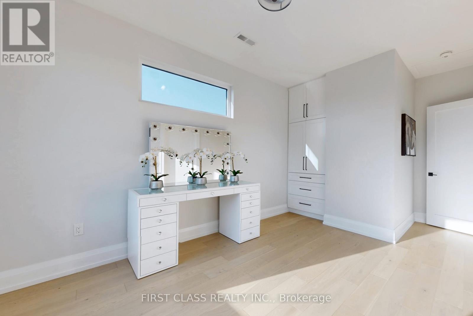 1047 Meredith Avenue, Mississauga, Ontario  L5E 2C6 - Photo 34 - W12831604