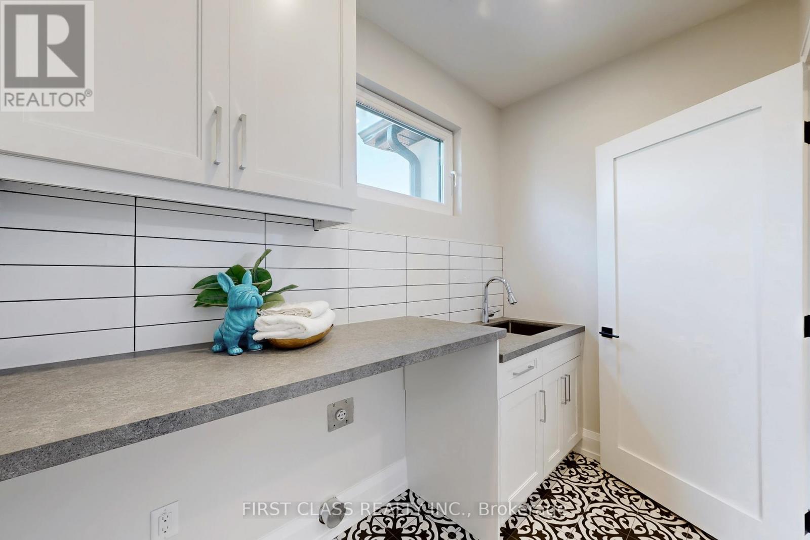 1047 Meredith Avenue, Mississauga, Ontario  L5E 2C6 - Photo 36 - W12831604