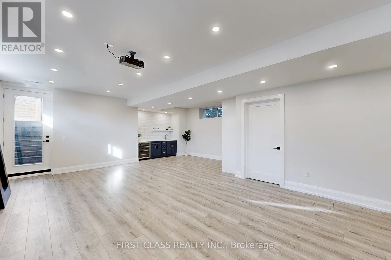 1047 Meredith Avenue, Mississauga, Ontario  L5E 2C6 - Photo 38 - W12831604