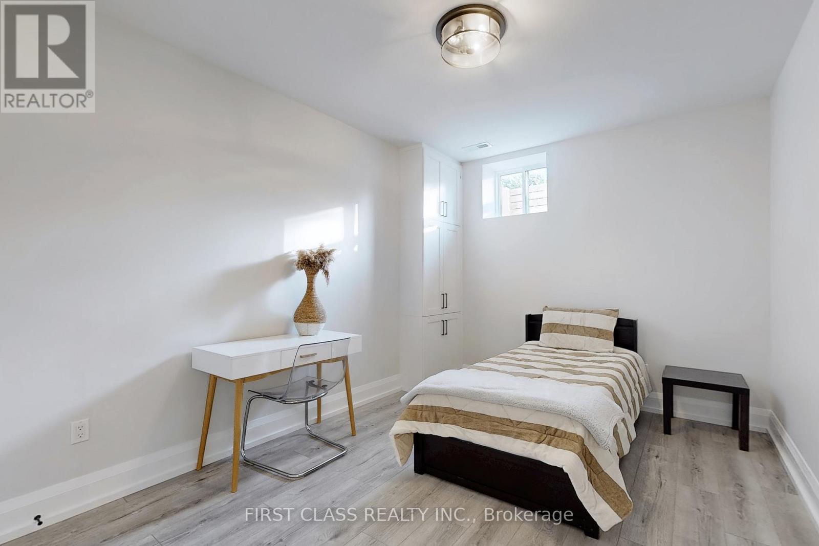 1047 Meredith Avenue, Mississauga, Ontario  L5E 2C6 - Photo 41 - W12831604