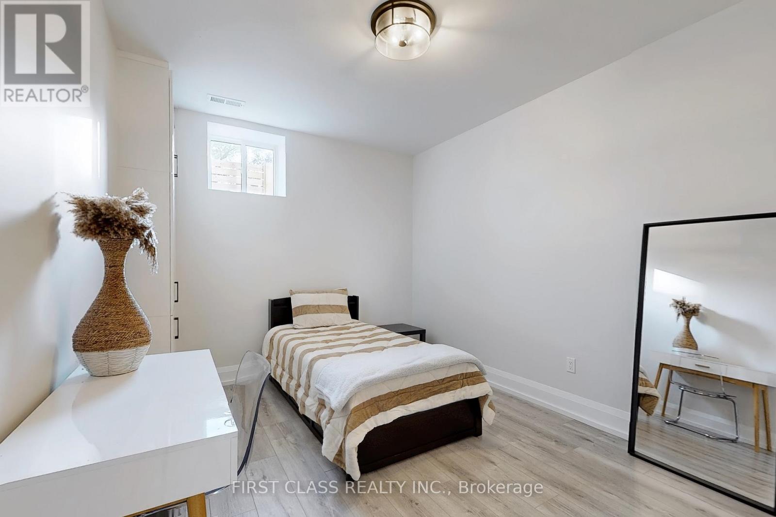 1047 Meredith Avenue, Mississauga, Ontario  L5E 2C6 - Photo 42 - W12831604