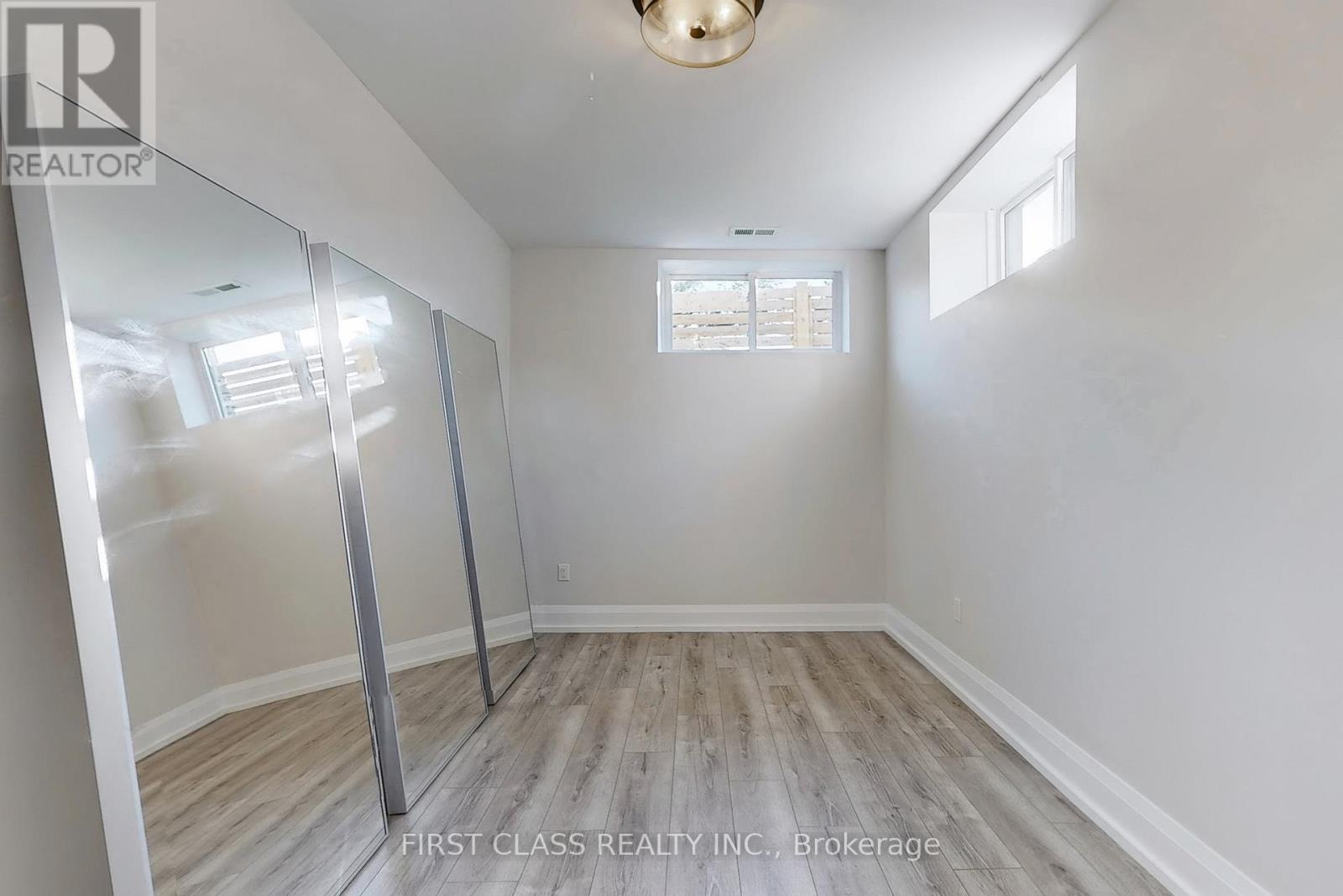 1047 Meredith Avenue, Mississauga, Ontario  L5E 2C6 - Photo 43 - W12831604