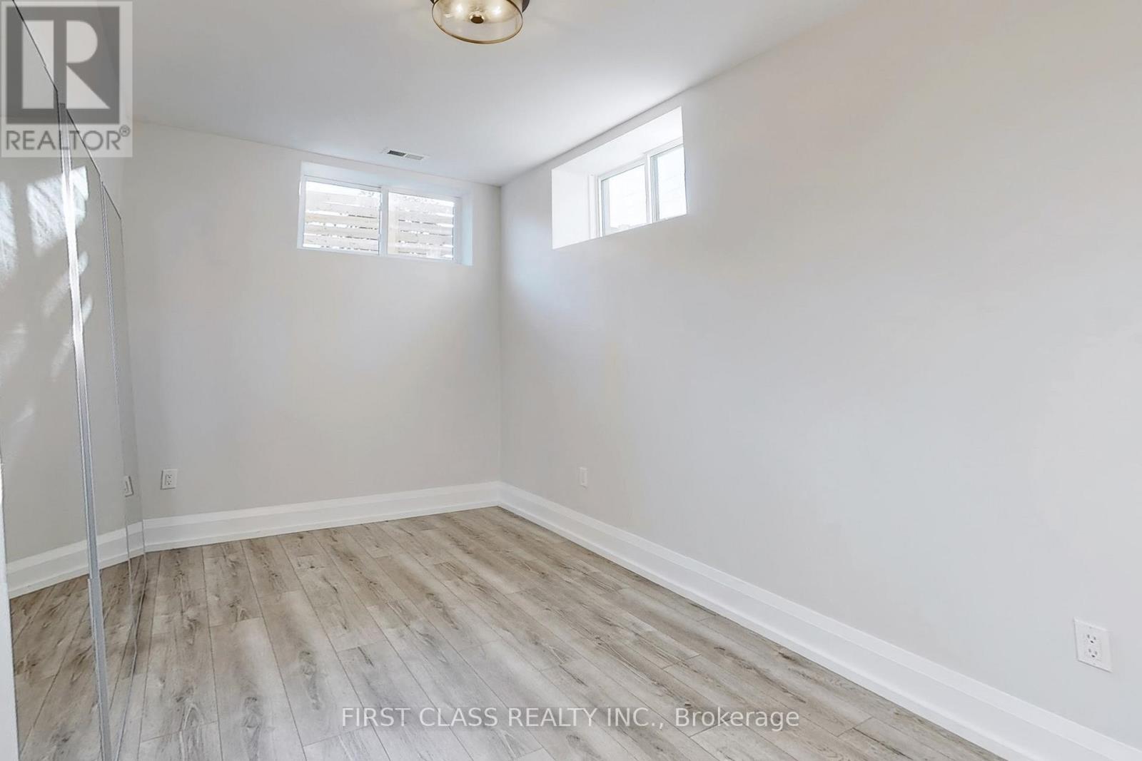 1047 Meredith Avenue, Mississauga, Ontario  L5E 2C6 - Photo 44 - W12831604