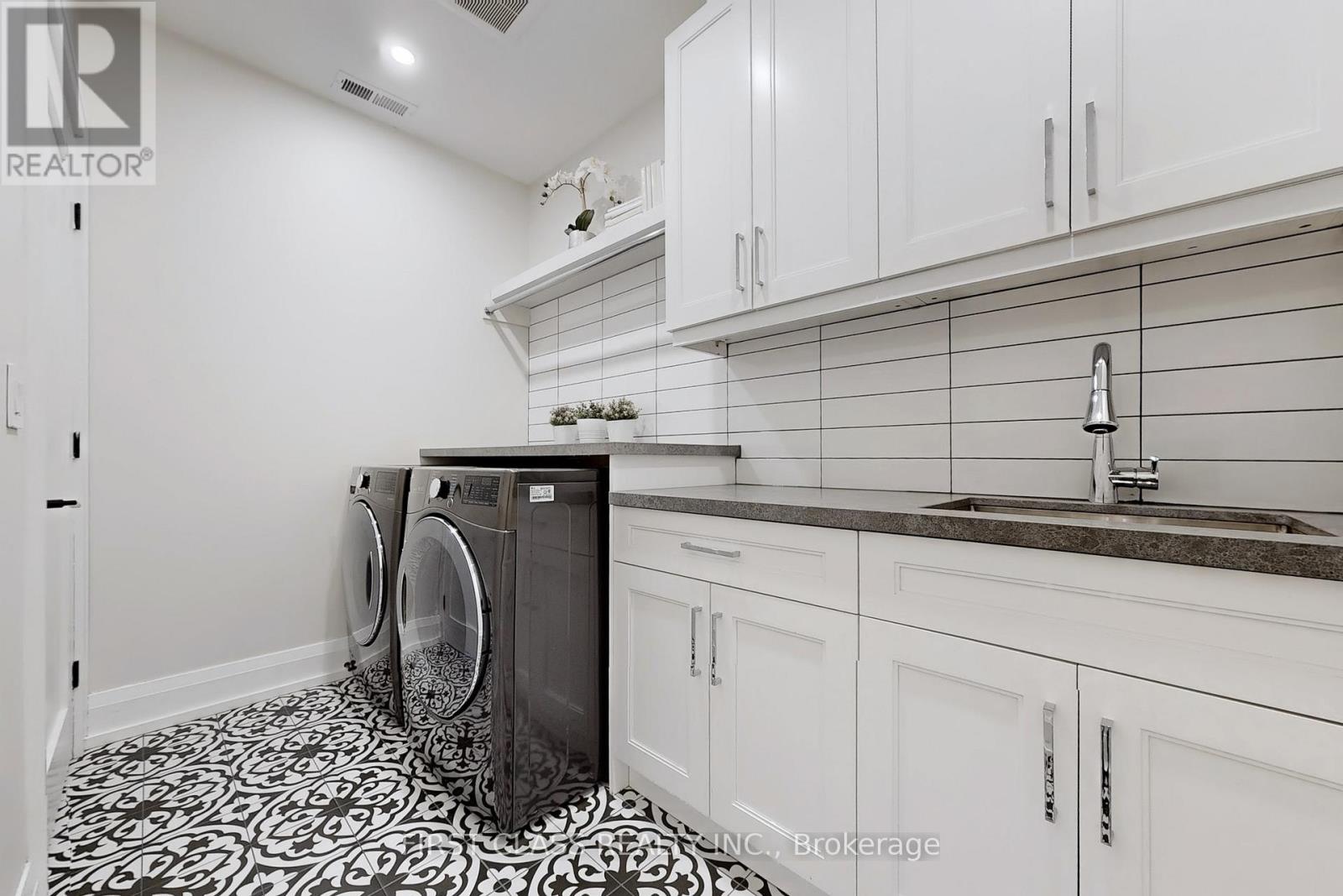 1047 Meredith Avenue, Mississauga, Ontario  L5E 2C6 - Photo 47 - W12831604