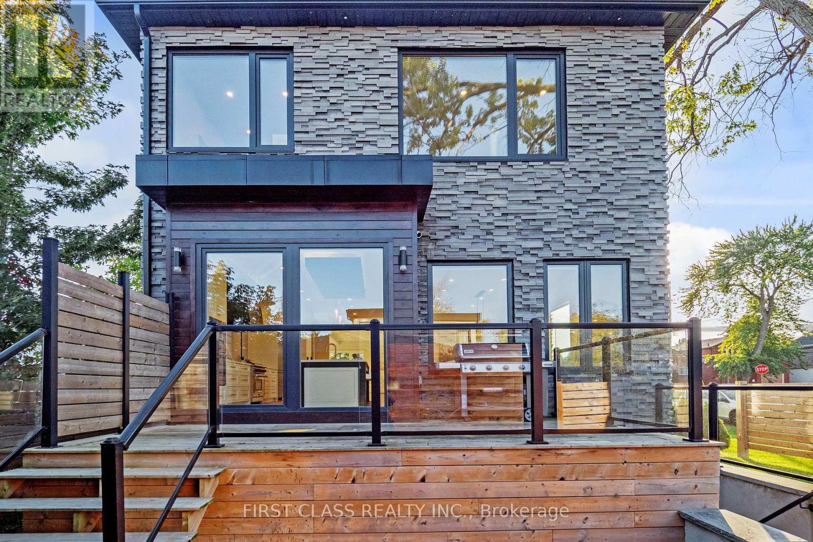 1047 Meredith Avenue, Mississauga, Ontario  L5E 2C6 - Photo 49 - W12831604