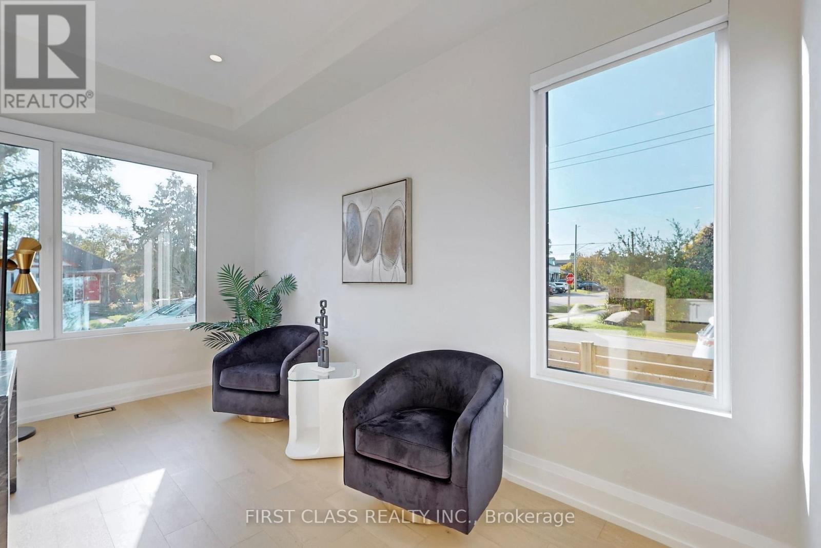 1047 Meredith Avenue, Mississauga, Ontario  L5E 2C6 - Photo 6 - W12831604