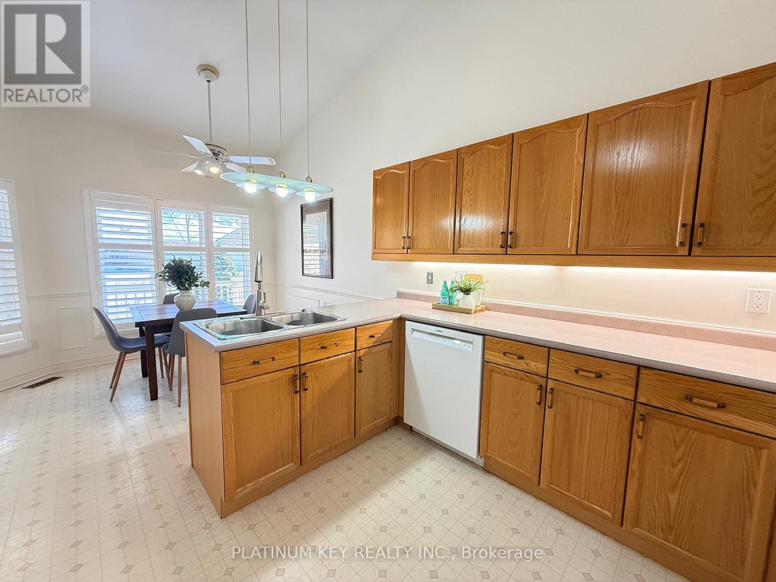 Photo 9 of 34 for 7 - 1331 Commissioners Road W