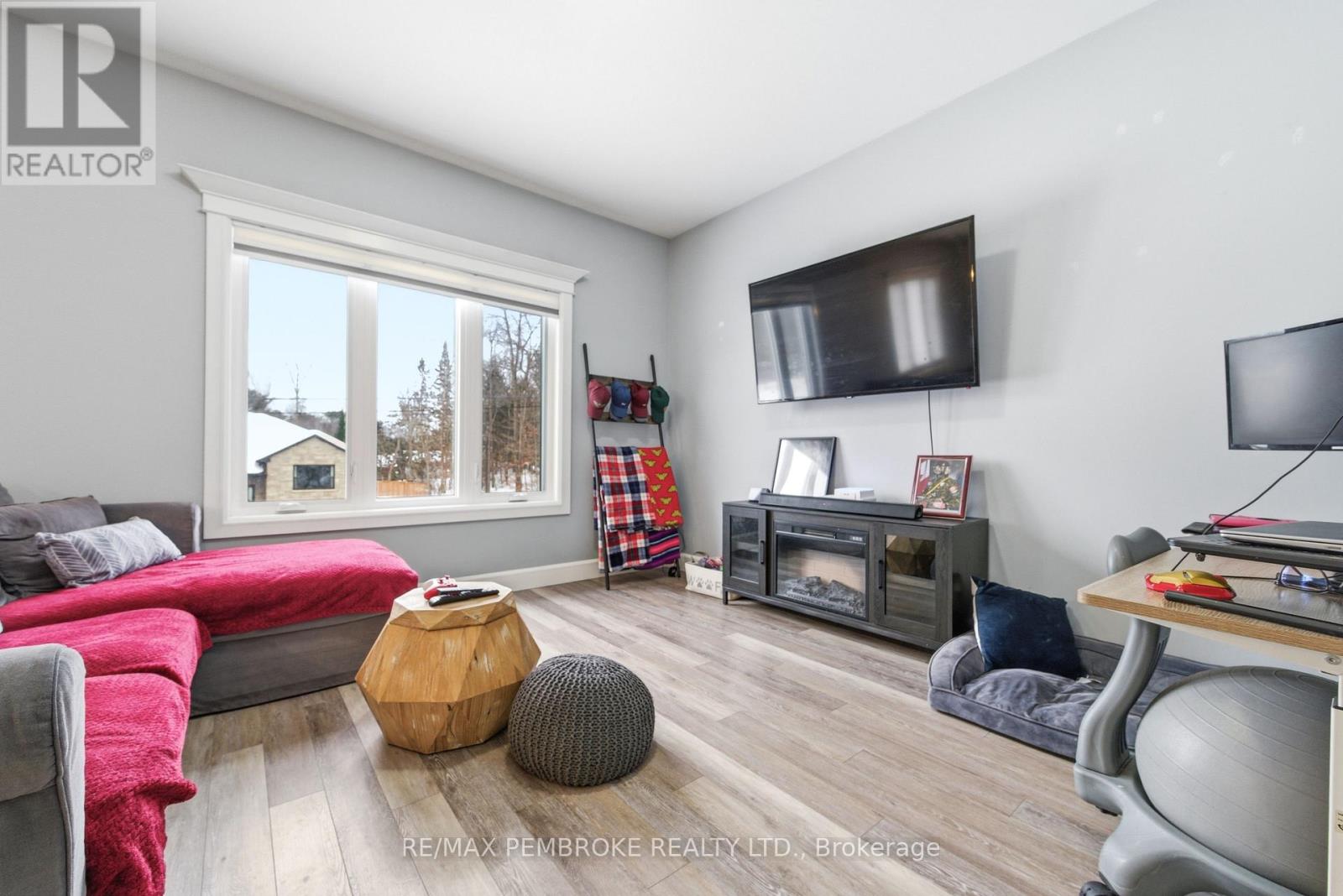 5 Harry Street, Petawawa, Ontario  K8H 2A5 - Photo 11 - X12831768