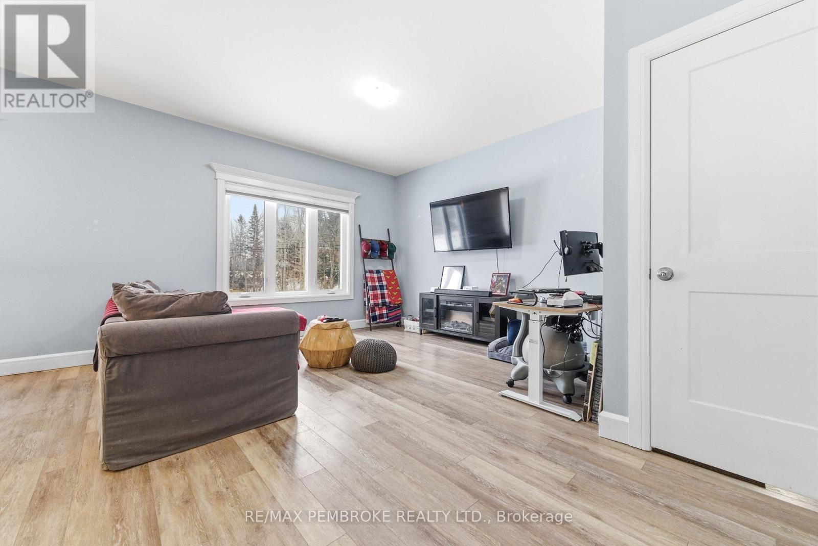 5 Harry Street, Petawawa, Ontario  K8H 2A5 - Photo 12 - X12831768