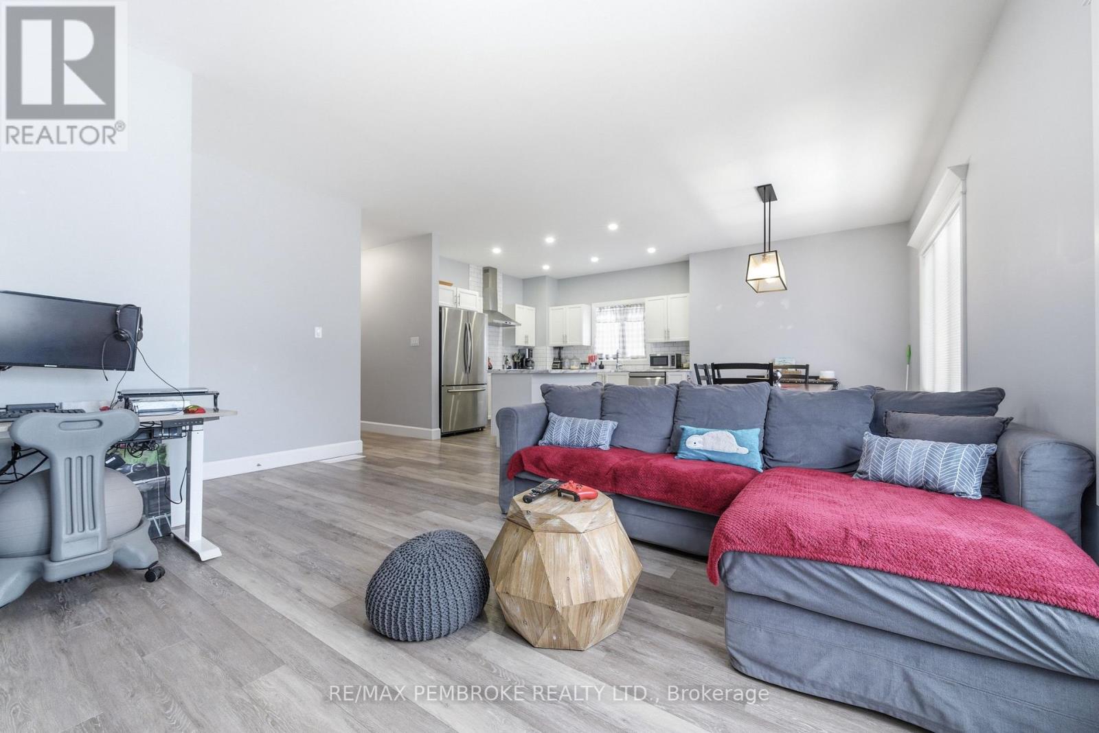 5 Harry Street, Petawawa, Ontario  K8H 2A5 - Photo 13 - X12831768