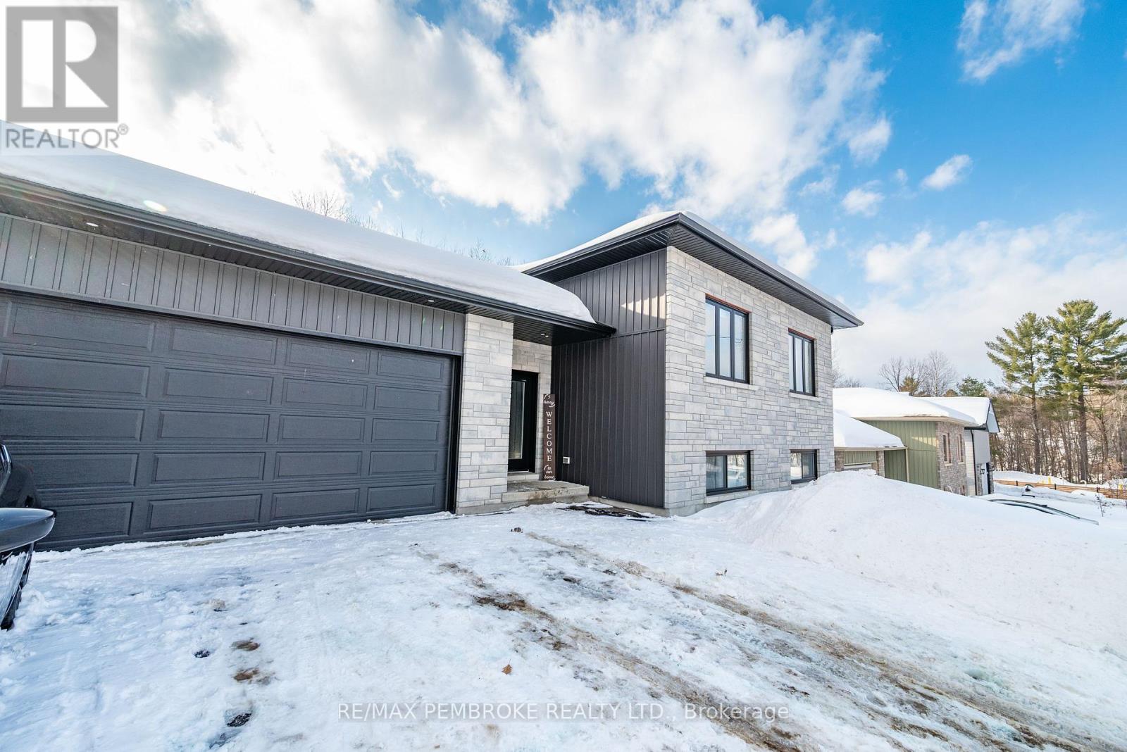 5 Harry Street, Petawawa, Ontario  K8H 2A5 - Photo 2 - X12831768