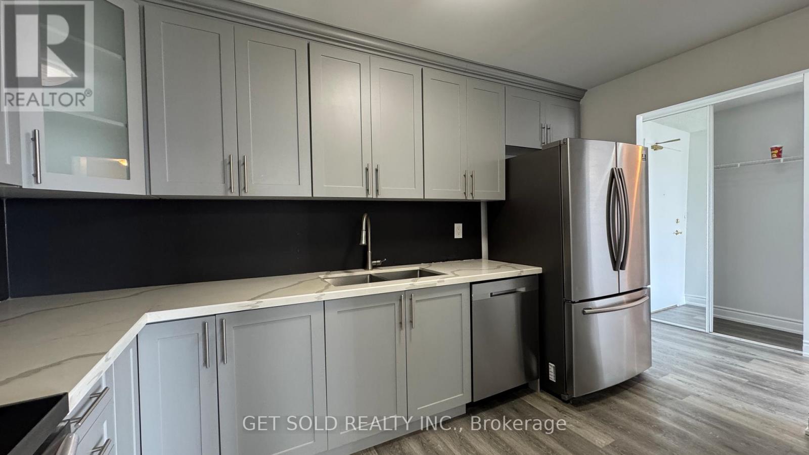 702 - 145 Hillcrest Avenue, Mississauga, Ontario  L5B 3Z1 - Photo 4 - W12769640