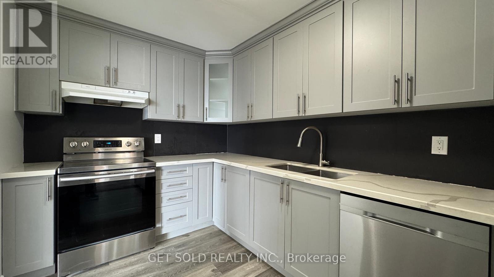 702 - 145 Hillcrest Avenue, Mississauga, Ontario  L5B 3Z1 - Photo 2 - W12769640