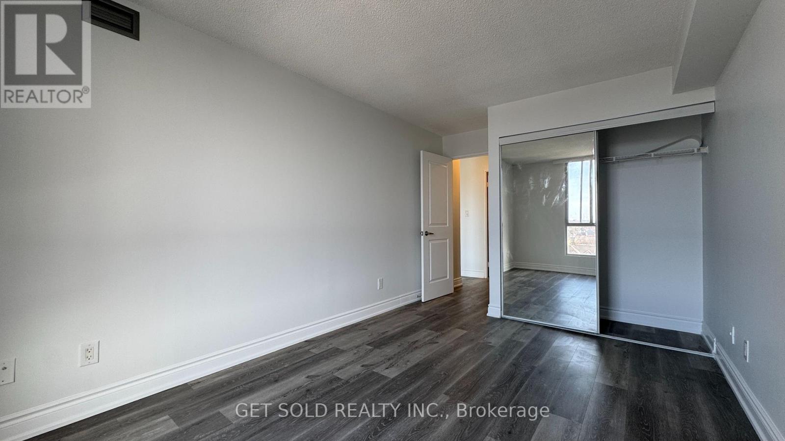 702 - 145 Hillcrest Avenue, Mississauga, Ontario  L5B 3Z1 - Photo 8 - W12769640