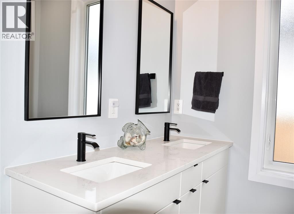 207 Essex Street, Sarnia, Ontario  N7T 0C2 - Photo 10 - 26004231